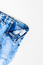 Load image into Gallery viewer, DISTRESSED JEANS -MEDIUM WASH