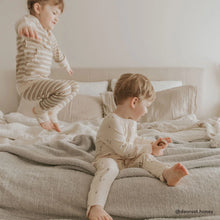 Load image into Gallery viewer, Snug Throw